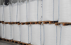 Recogida de sacas con grua